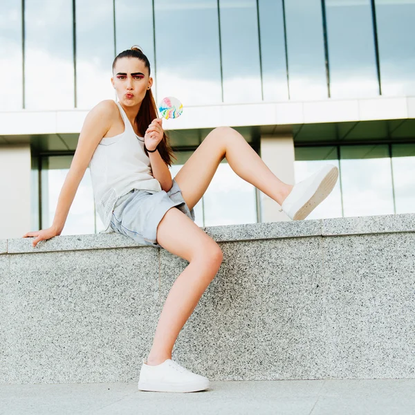 Giovane ragazza con caramelle — Foto Stock