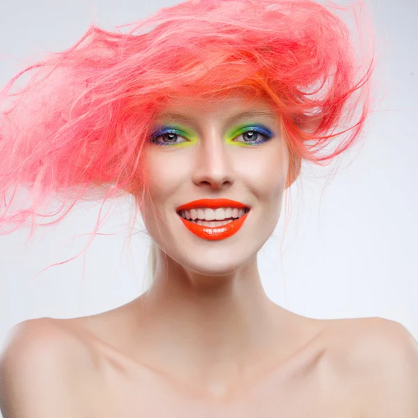 Model met lichte make-up en roze haren — Stockfoto