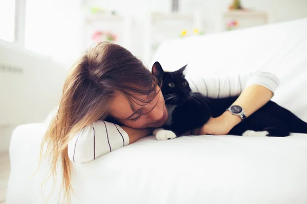 kız yatakta yatıyordu kedi ile