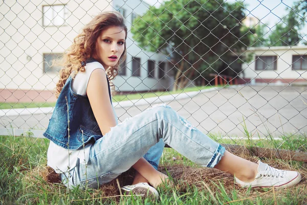 Hermosa joven con el pelo rizado — Foto de Stock