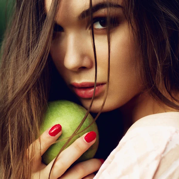 Mulher com maçã verde — Fotografia de Stock