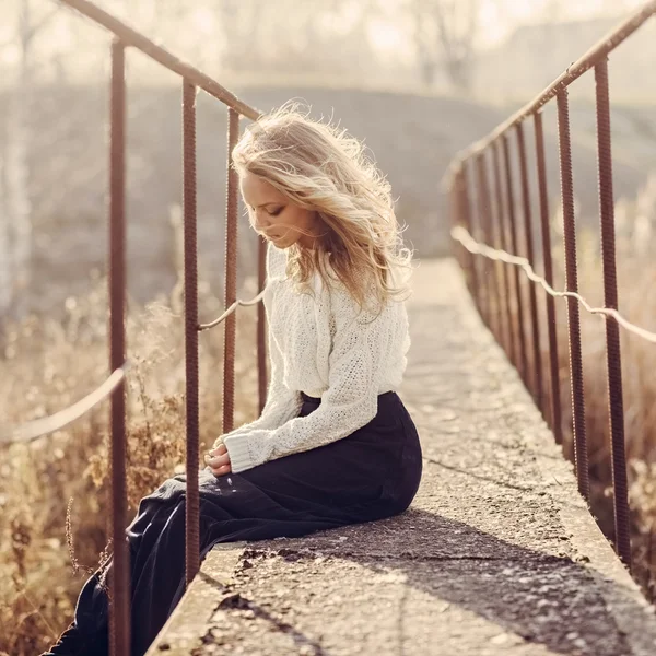 Blonde vrouw op de brug — Stockfoto