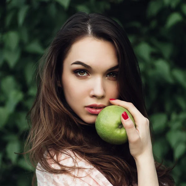 Mulher com maçã verde — Fotografia de Stock