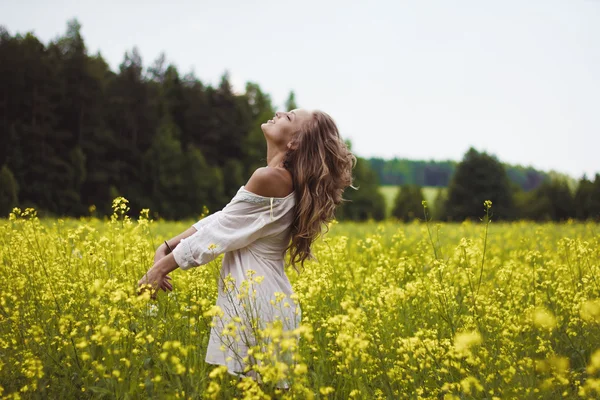 Menina loira em um campo — Fotografia de Stock