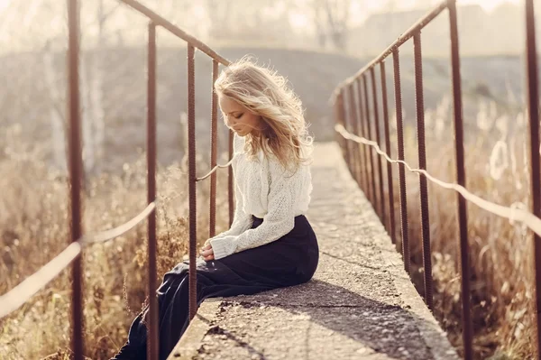 Blonde vrouw op de brug — Stockfoto