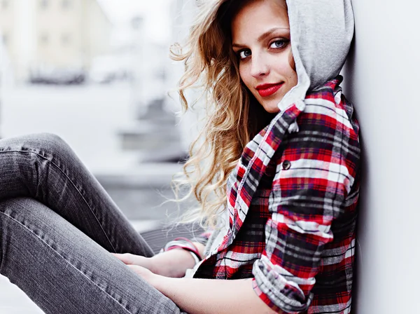 Mooie vrouw zittend op de grond — Stockfoto