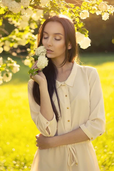Vacker kvinna anläggning blommor — Stockfoto