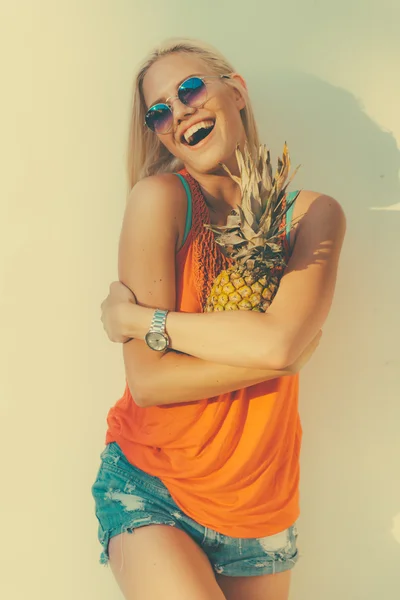 Menina bonita se divertir com abacaxi — Fotografia de Stock