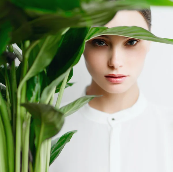 Menina bonita com flor verde — Fotografia de Stock