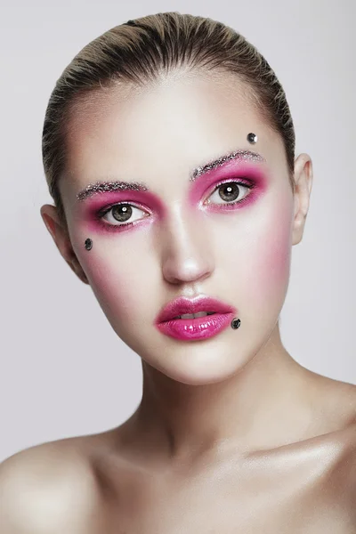 Mädchen mit kreativem rosa Make-up — Stockfoto