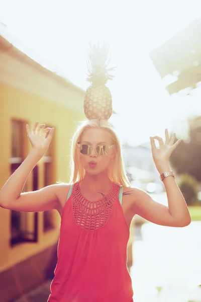 Gyönyörű lány szórakozni ananász — Stock Fotó