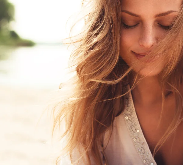 Retrato de la hermosa chica de cerca — Foto de Stock