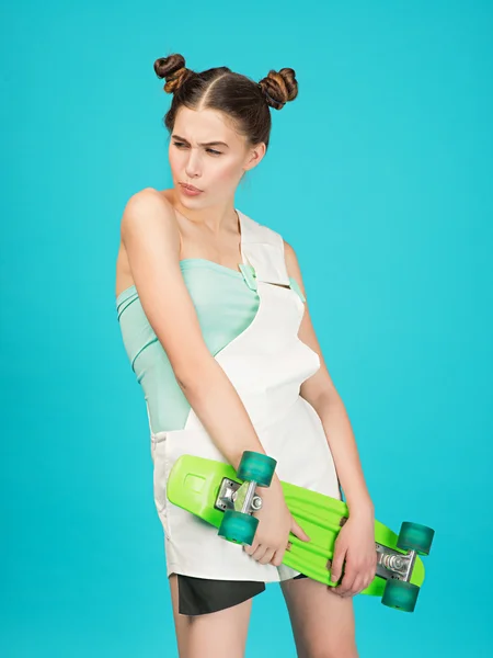 스케이트 보드와 함께 hipster 소녀 — 스톡 사진