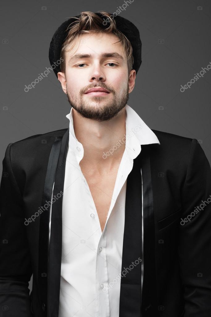 Fashion man in suit and hat — Stock Photo © Yafimik 81970986