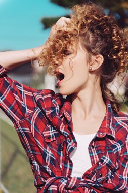 kıvırcık saçlı güzel genç kız