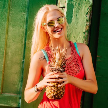 güzel kız ananas beraber eğlenelim