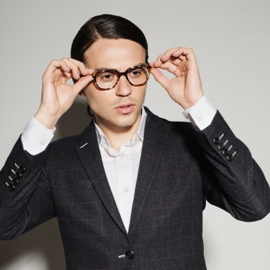 adam bir takım elbise ve gözlük