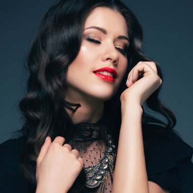 Kız bir siyah elbise ve kırmızı ruj