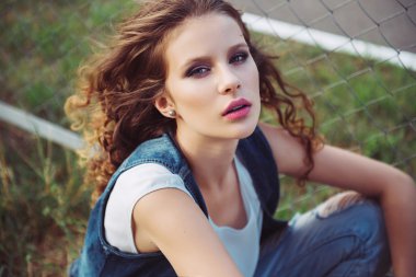 kıvırcık saçlı güzel genç kız