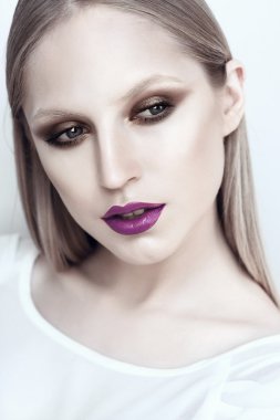 parlak bir makyaj ile kız