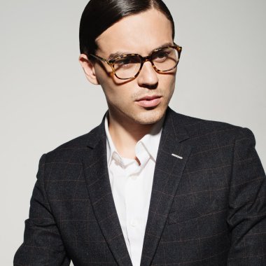 düşünceli bir bakışla elbiseli adam