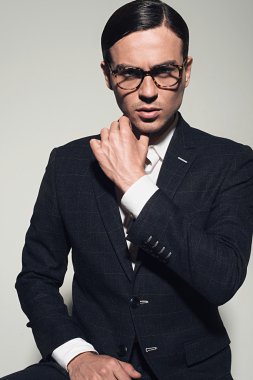 düşünceli bir bakışla elbiseli adam