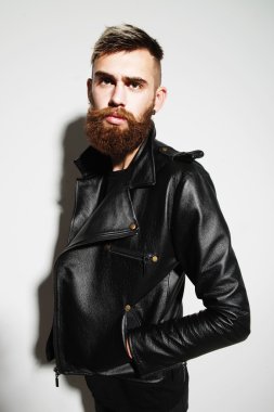 Sakallı yakışıklı genç