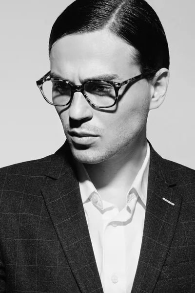 düşünceli bir bakışla elbiseli adam