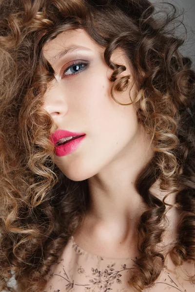Hermosa chica con el pelo rizado — Foto de Stock