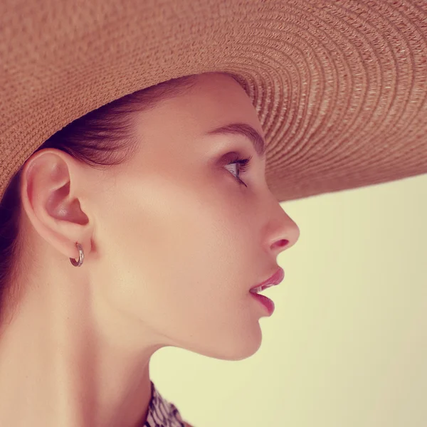 Mulher morena em um chapéu — Fotografia de Stock