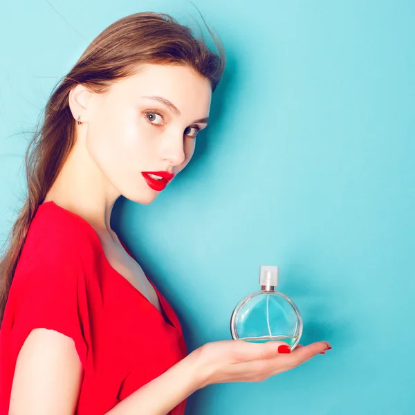 Brunetka dama z butelki perfum — Zdjęcie stockowe