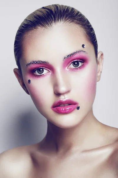 Девушка с креативным розовым макияжем — стоковое фото