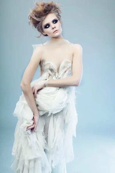 Mulher com maquiagem em vestido longo branco — Fotografia de Stock