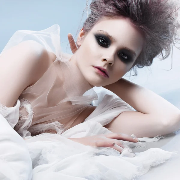Mujer con maquillaje en vestido blanco —  Fotos de Stock