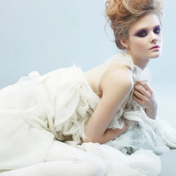 Mujer con maquillaje en vestido blanco — Foto de Stock