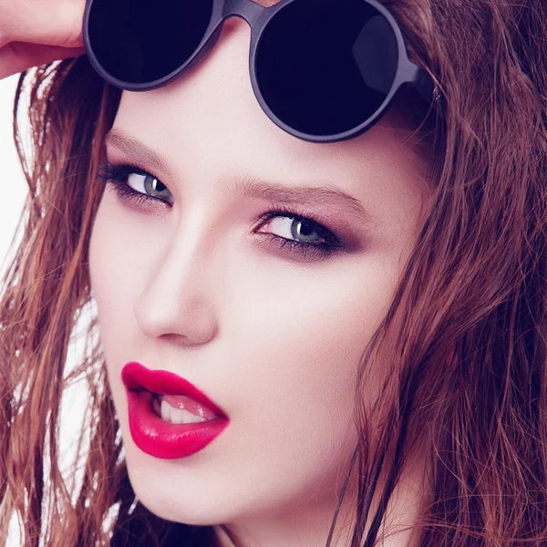 Stijlvolle vrouw met professionele make-up — Stockfoto