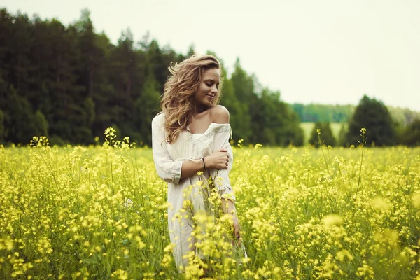 Ragazza bionda in un campo — Foto Stock