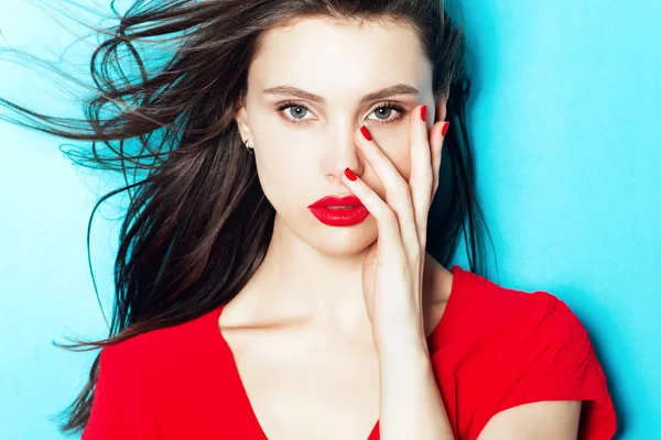 Morena mujer en un vestido rojo — Foto de Stock