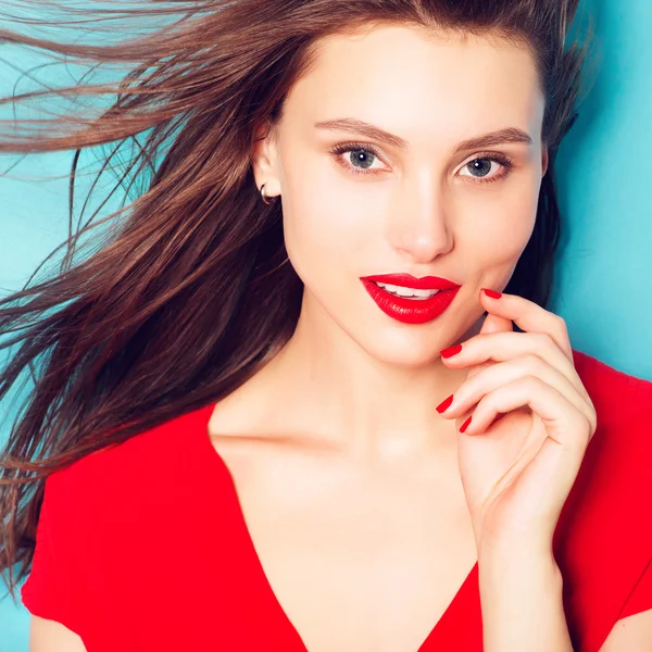 Morena mujer en un vestido rojo — Foto de Stock