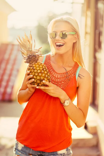 Bella ragazza divertirsi con l'ananas — Foto Stock