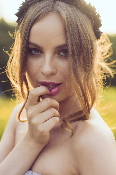 Young girl in field — Stock Photo, Image