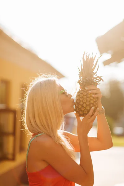 Mooi meisje hebben plezier met ananas — Stockfoto