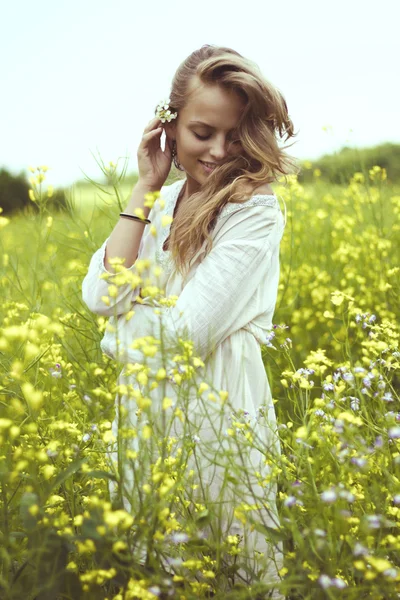 Blond girl in a field — Stock Photo, Image