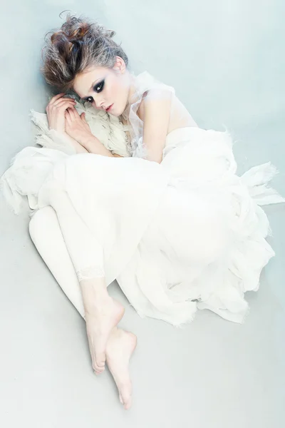 Mulher com maquiagem em vestido longo branco — Fotografia de Stock