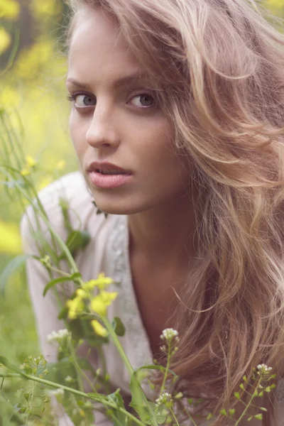 Menina loira em um campo — Fotografia de Stock