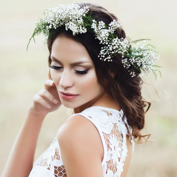 Young  bride in wreath — Stock Photo, Image