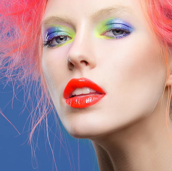 Model with bright  makeup and  pink hair — Stock Photo, Image