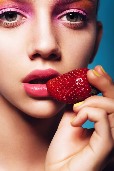 Menina bonita com morango . — Fotografia de Stock