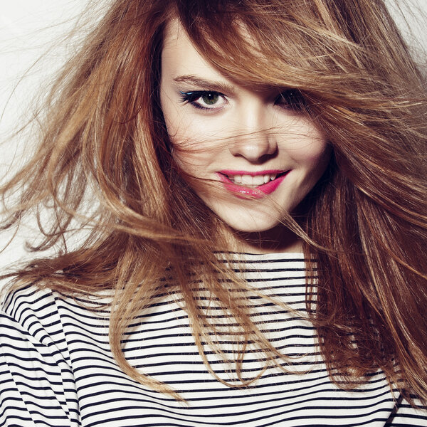 Молодая стильная девушка в раздетой рубашке
