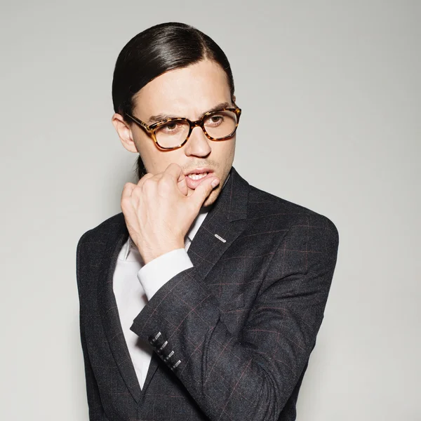 adam bir takım elbise ve gözlük